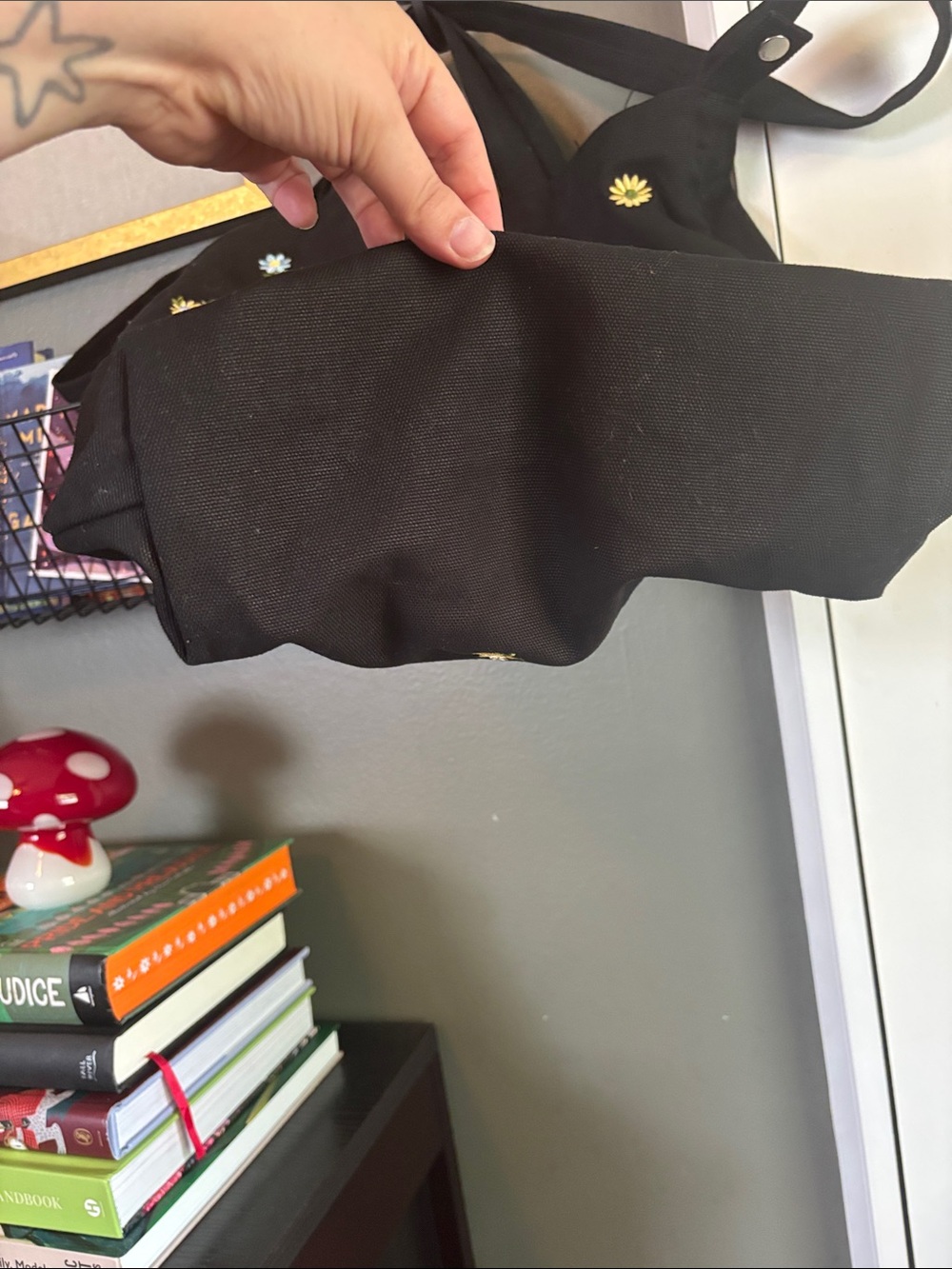 Baggu Vertical Duck Bag with Embroidered Flowers. Short and long strap - Picture 3 of 6